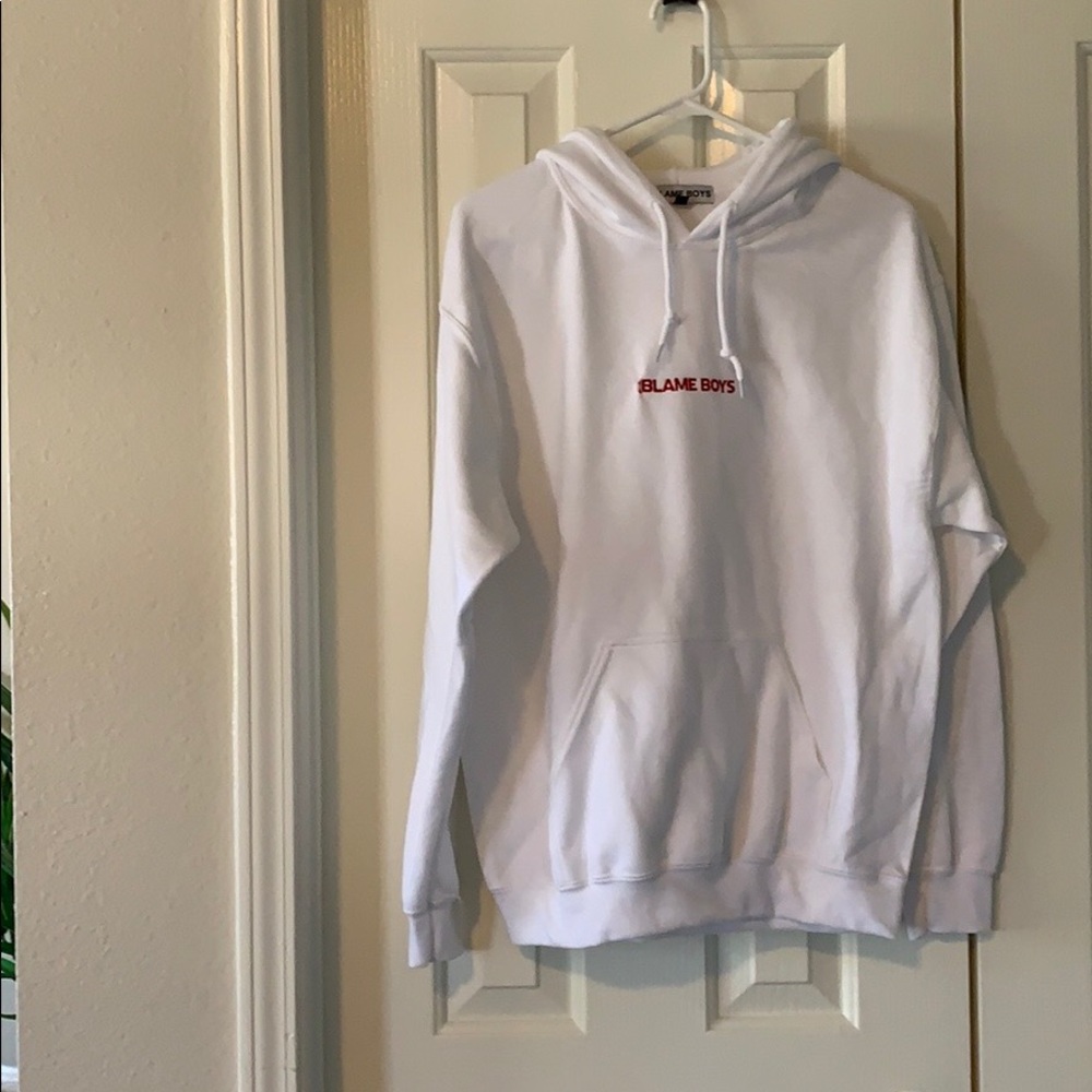 Blame boy’s white hoodie